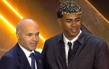 图片报评拜仁13名外租球员：帕利尼亚、努贝尔等4人大获成功