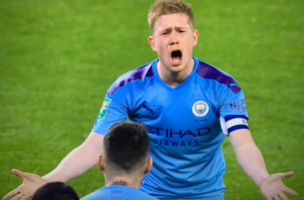 周末足坛激烈对决，拜仁、曼城、巴萨、AC米兰分别取得胜利，上演精彩绝杀。