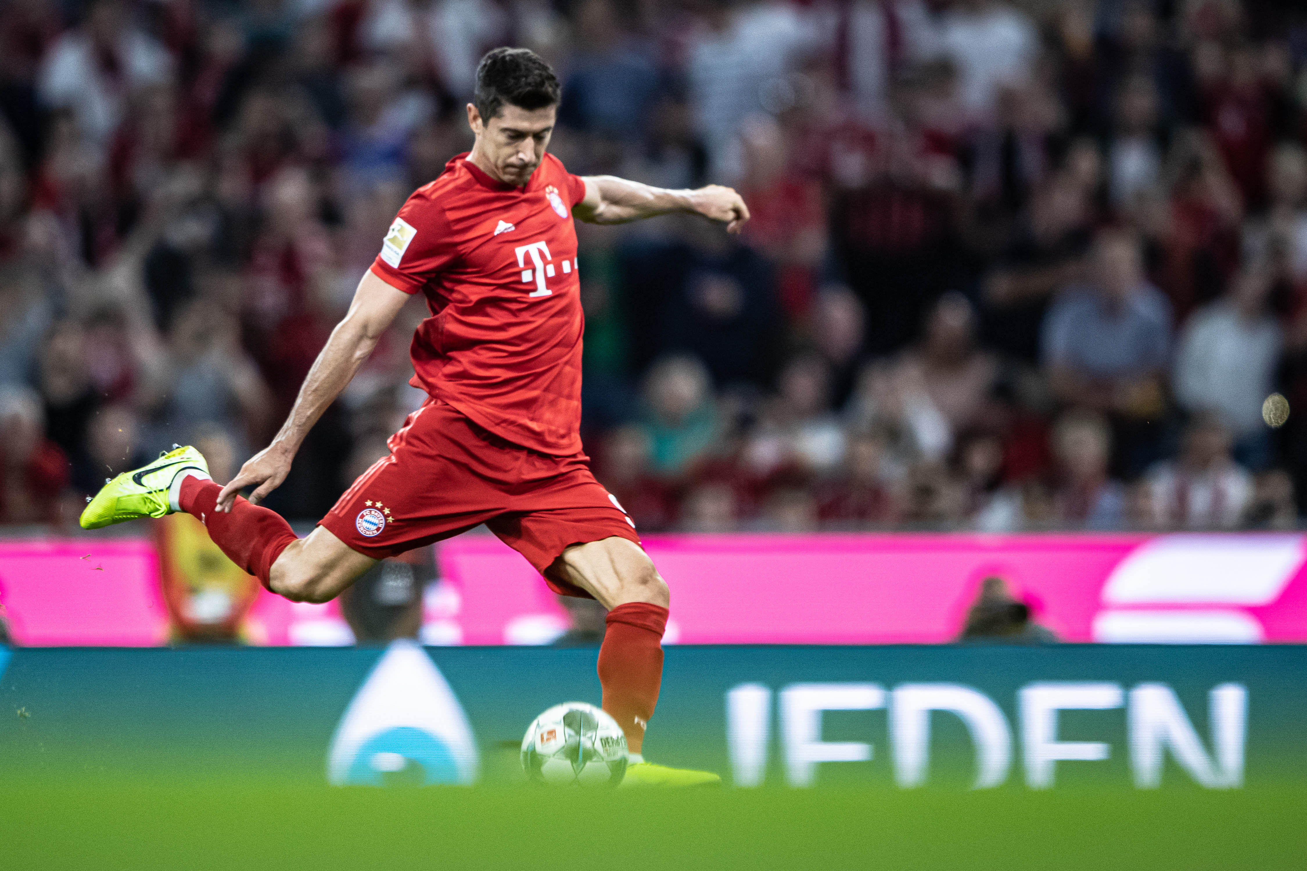 2.53米，麦克托米奈创下倒钩射门脚尖高度新的世界纪录