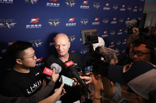 凯尔特人小球迷和远道而来的瑞士年轻人球迷互动